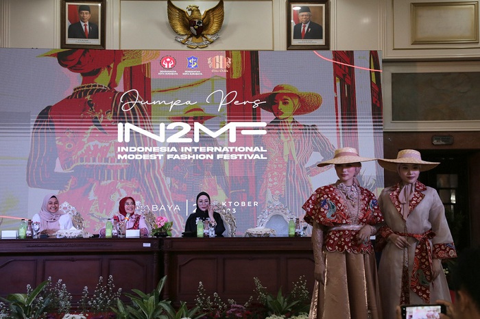 MENDUNIA: Konferensi pers even Indonesia International Modest Fashion Festival (IN2MF) yang menyertakan enam batik asal Surabaya. (IST)