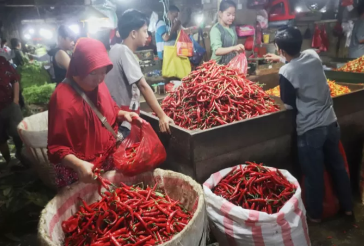 NAIK LAGI: Harga cabai di sejumlah daerah di Jatim, kembali mengalami kenaikan. (SURYANTO/RADAR SURABAYA)