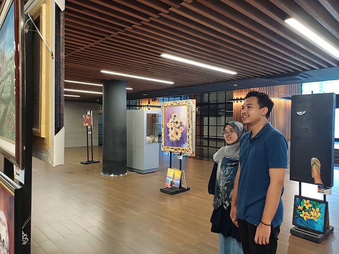 KREATIF: Sejumlah karya siswa SMA se-Kota Surabaya dipamerkan di basemen Alun-Alun Surabaya. (JIHAN NAVIRA/RADAR SURABAYA)