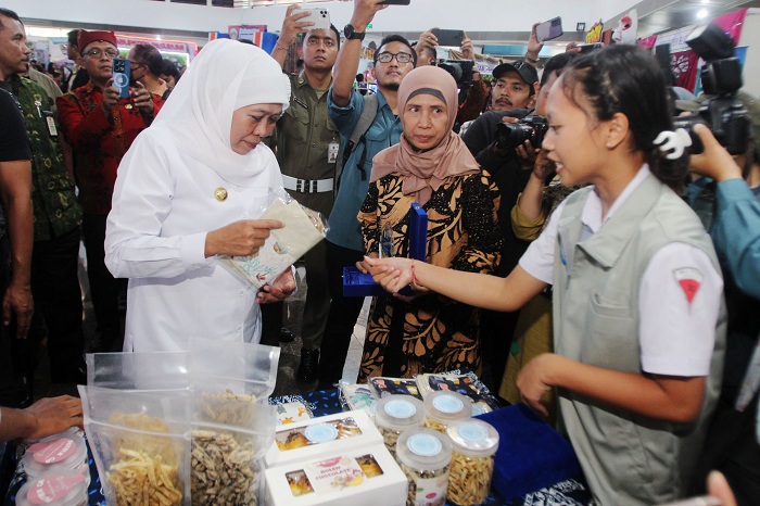 SMA DOUBLE TRACK: Gubernur Khofifah meninjau tenan SMA, dalam Millennial Entrepreneur Award (MEA) SMA Double Track 2023 yang digelar di Dinas Pendidikan Jatim di Graha ITS Surabaya, Kamis (26/10).