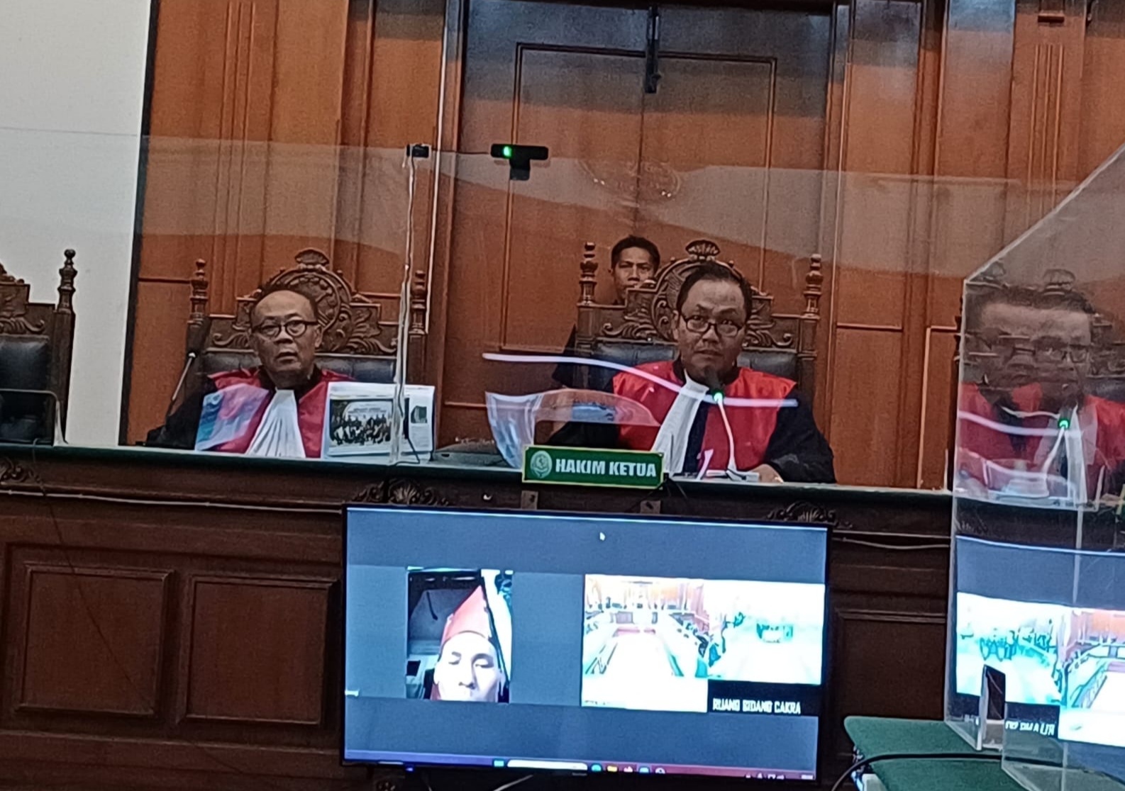 Majelis hakim PN Surabaya saat mengadilli terdakwa Rochmad Bagus Apriyatna alias Roy. (DOK. RADAR SURABAYA)