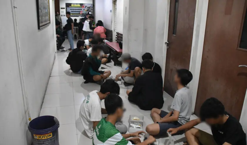 SANKSI SOSIAL: Sejumlah remaja yang terjaring razia disanksi menyiapkan makanan untuk ODGJ di Liponsos Keputih. (DOK. SATPOL PP SBY)