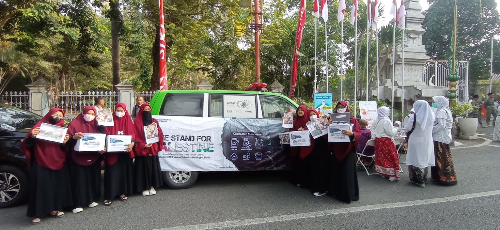 PEDULI : Acara Hari Santri Nasional di Alun-alun Sidoarjo juga di isi dengan penggalangan donasi untuk saudara muslim di Palestina oleh Santri Tahfidz Darul Hijrah binaan BMH gerai Sidoarjo.