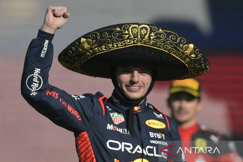 Pembalap Red Bull Racing Max Verstappen merayakan keberhasilannya memenangi Grand Prix Meksiko yang berlangsung di Autodromo Hermanos Rodriguez, Mexico City, Minggu (29/10/2023). (ANTARA/AFP/CLAUDIO)
