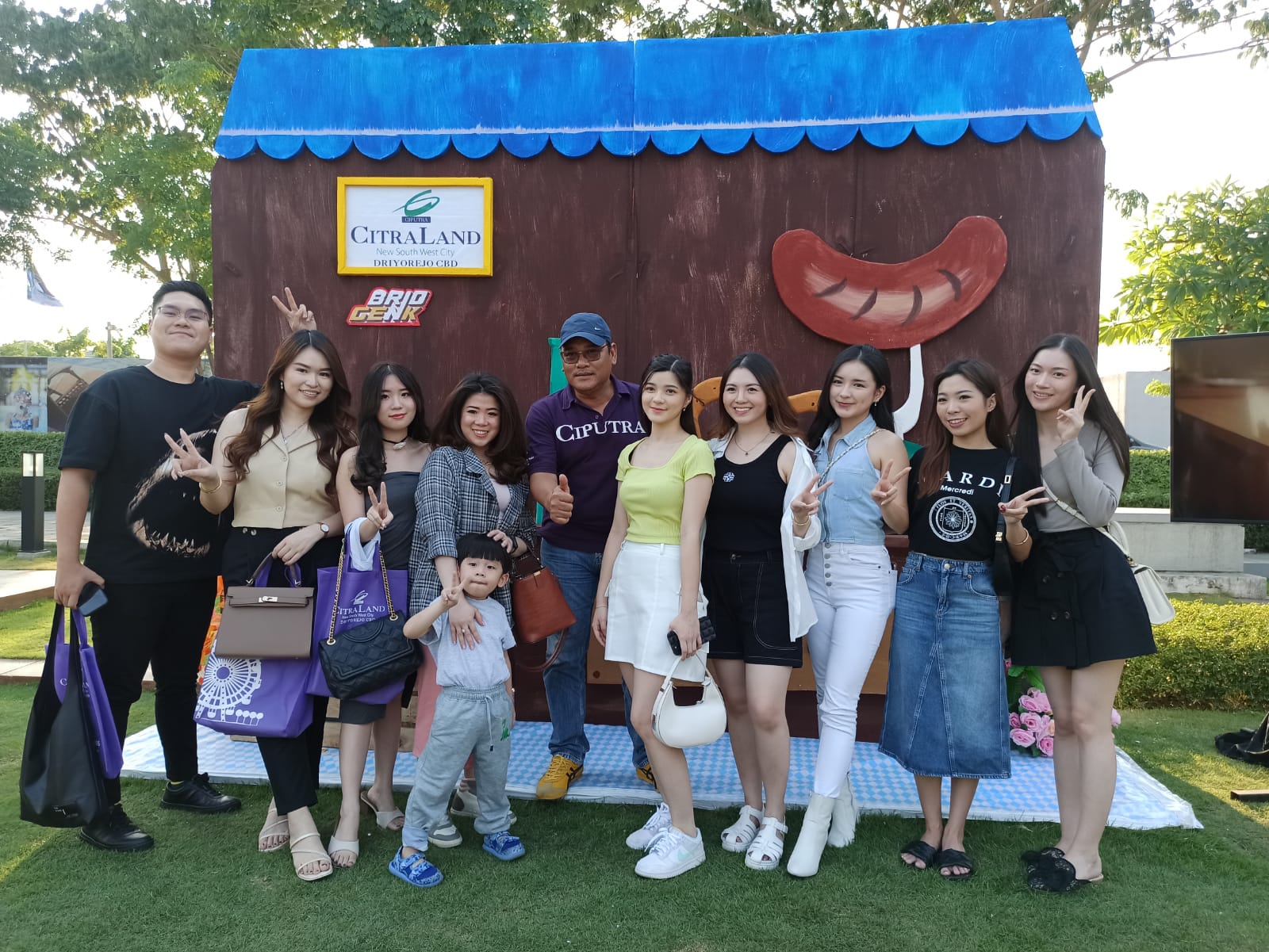 INFLUENCER: Andreas Yosianto (tengah) bersama para influencer. Untuk mendongkrak penjualan tipe terbaru, Charlene+ dan Bernhard, CitraLand Driyorejo CBD gandeng influencer dan komunitas Brio Genk.