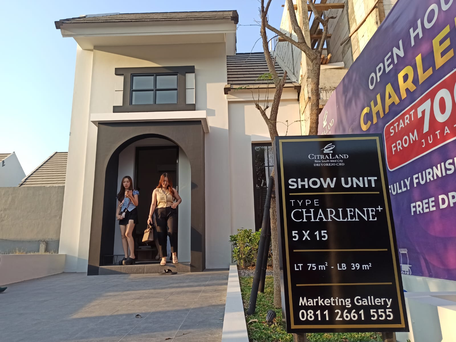 RUMAH CONTOH: Para influencer melihat rumah contoh tipe Charlene+ dan Berhard di CitraLand Driyorejo CBD. (M. Afiq Firdaus/Radar Surabaya)