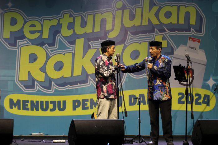 BERMAKNA: Ludruk Kartolo saat tampil dalam pertunjukan rakyat yang membawakan cerita tentang pemilu damai. (RAHMAT SUDRAJAT/RADAR SURABAYA)