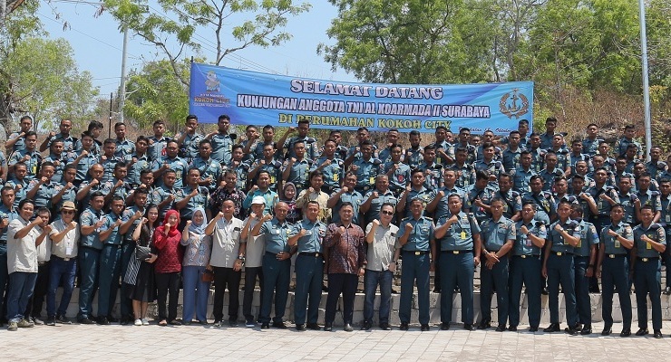 SIAP: Personel TNI AL Koarmada 2 mengunjungi perumahan Kokoh City di Bangkalan, Rabu (18/10). (IST)