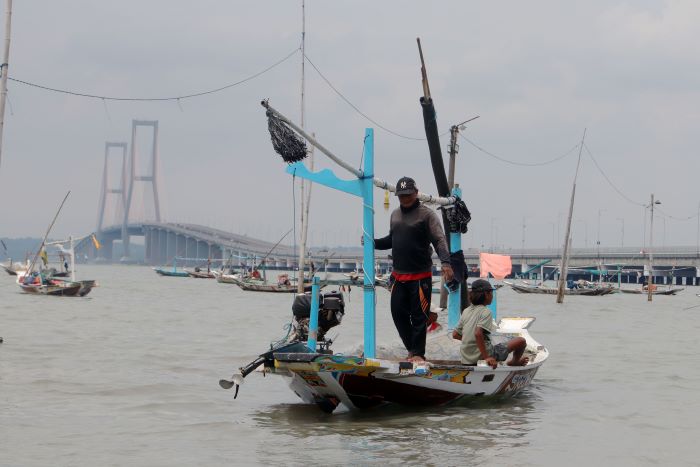 PULANG MELAUT: Nelayan membutuhkan BBM subsidi dalam bentuk solar untuk kelanjutan pekerjaan mereka. (ANDY SATRIA/RADAR SURABAYA)