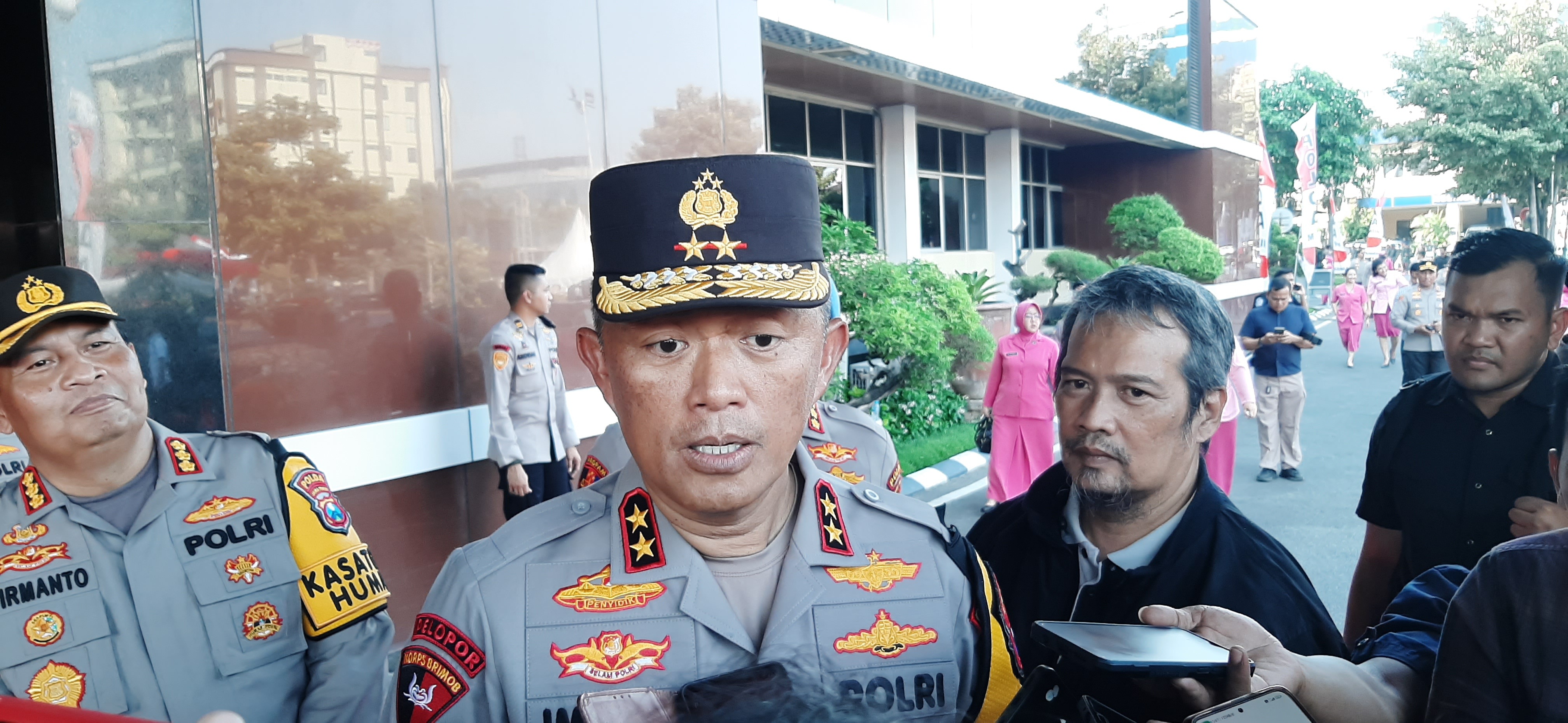 LANGSUNG KERJA: Kapolda Jatim Irjen Pol Imam Sugianto memberi keterangan kepada wartawan di Surabaya, Senin (30/10). (MAHRUS/RADAR SURABAYA)