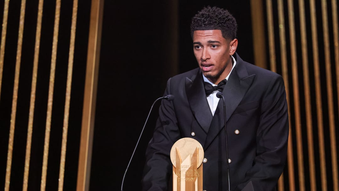 NEW STAR: Bintang Real Madrid Jude Bellingham mendapatkan trofi Kopa di ajang Ballon d