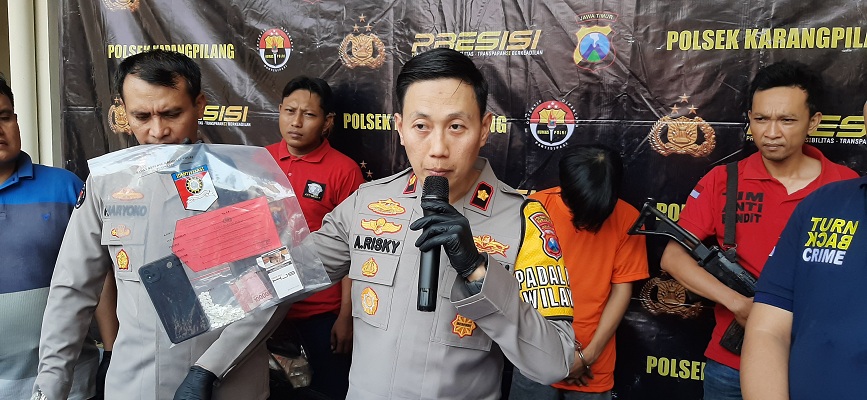 MENUNDUK : Tersangka CHP diamankan di Mapolsek Karangpilang, Surabaya, Selasa (31/10). (MAHRUS/RADAR SURABAYA)