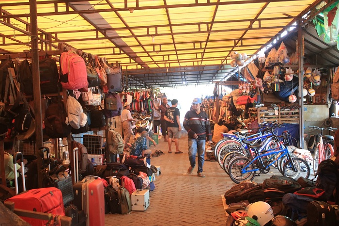 BARANG BEKAS: Beraneka ragam barang bekas yang dijual di Pasar loak Gembong dan jika beruntung, bisa mendapatkan barang branded dengan harga yang murah, Rabu (1/11). (ANNIS AZZAHRA/RADAR SURABAYA)