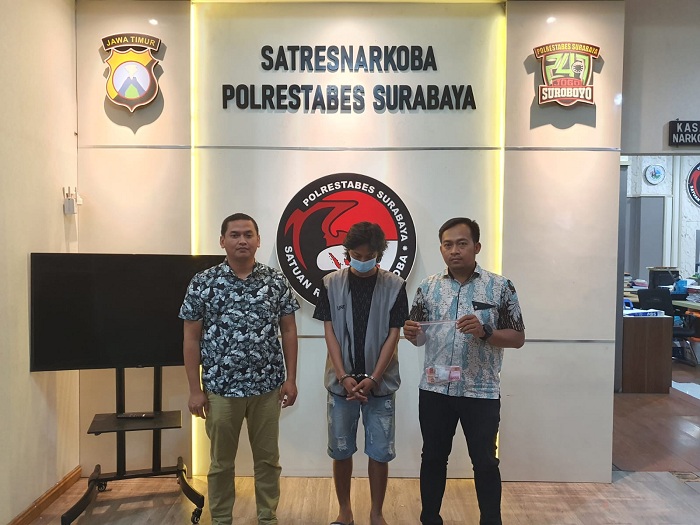 JUAL SABU SAMBIL NGAMEN: MS, 29, warga Jalan Kapas Baru Surabaya ditangkap terkait penjualan sabu-sabu di Jalan Kapas Lor, Surabaya. (IST/RADAR SURABAYA)