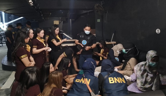 PENCEGAHAN: Petugas BNN, Satpol PP Polisi dan TNI melakukan razia gabungan di tempat hiburan malam Surabaya. (IST)