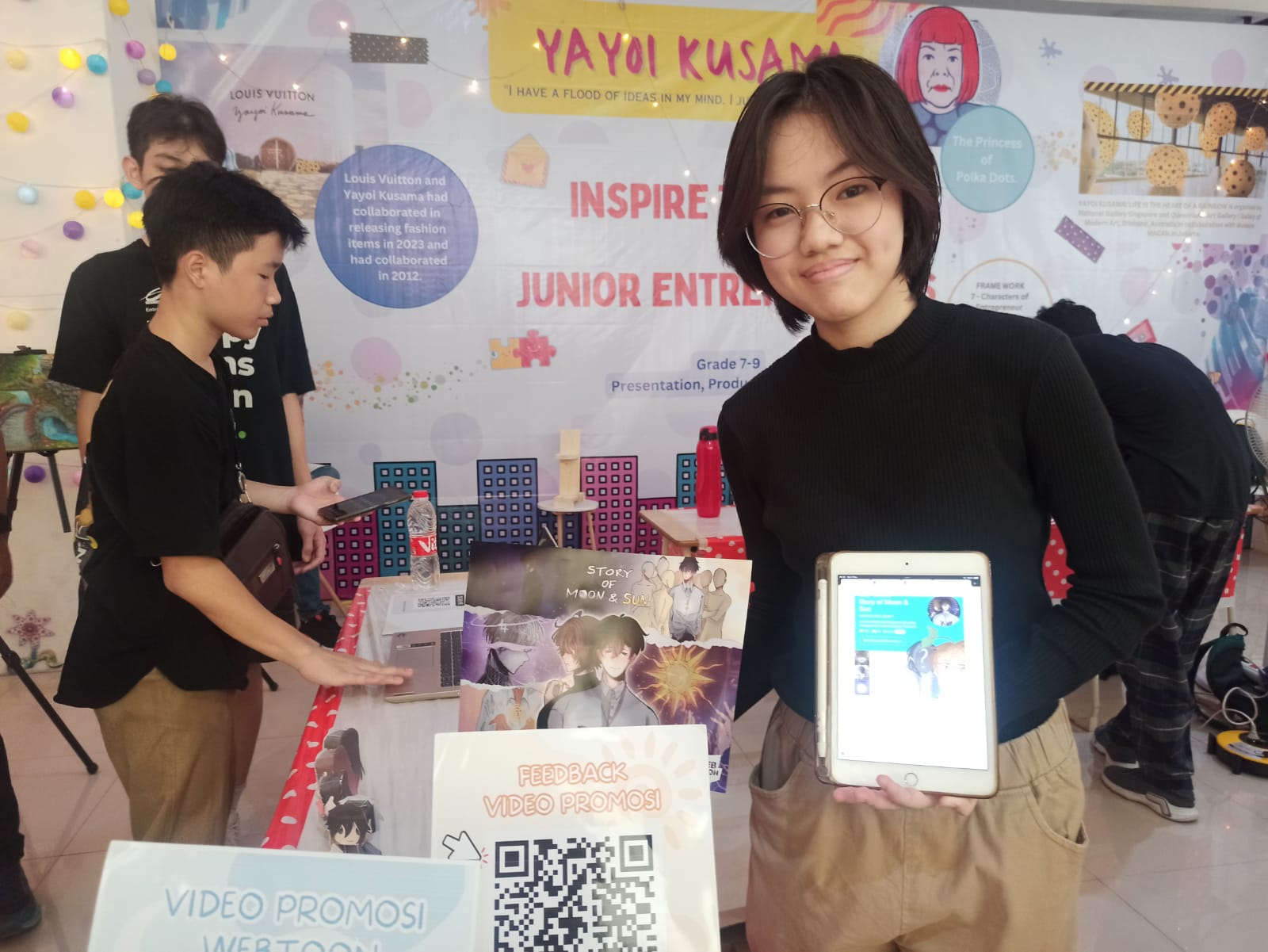 ENTERPRENEUR WEEK: Aimee Sondya Sinaga, siswi kelas 9C SCB CitraLand Surabaya menunjukan karya cartoon story yang sudah bisa dilihat secara digital di webtoon dalam acara enterpreneur Week 2023.
