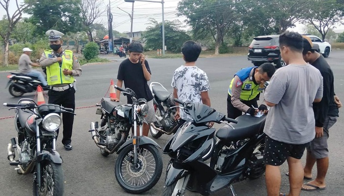 DITILANG: Sejumlah sepeda motor yang digunakan untuk balap liar di JLLB Surabaya Barat, Sabtu sore (4/11). (IST)