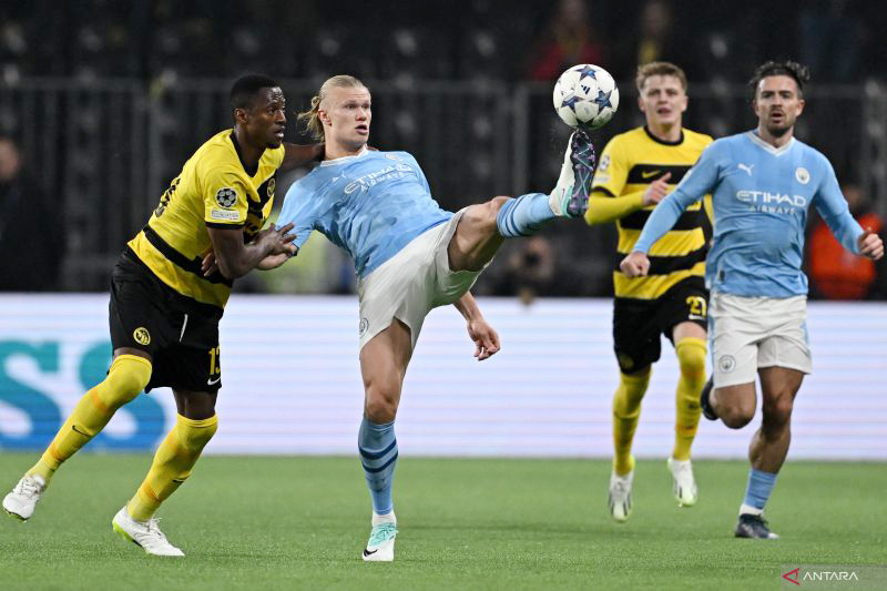 Striker Manchester City Erling Haaland dan pemain Young Boys Mohamed Ali Camara berebut bola dalam laga pertama Liga Champions League Grup G di Wankdorf Stadium, Bern 25 Oktober 2023. (Antara/AFP)