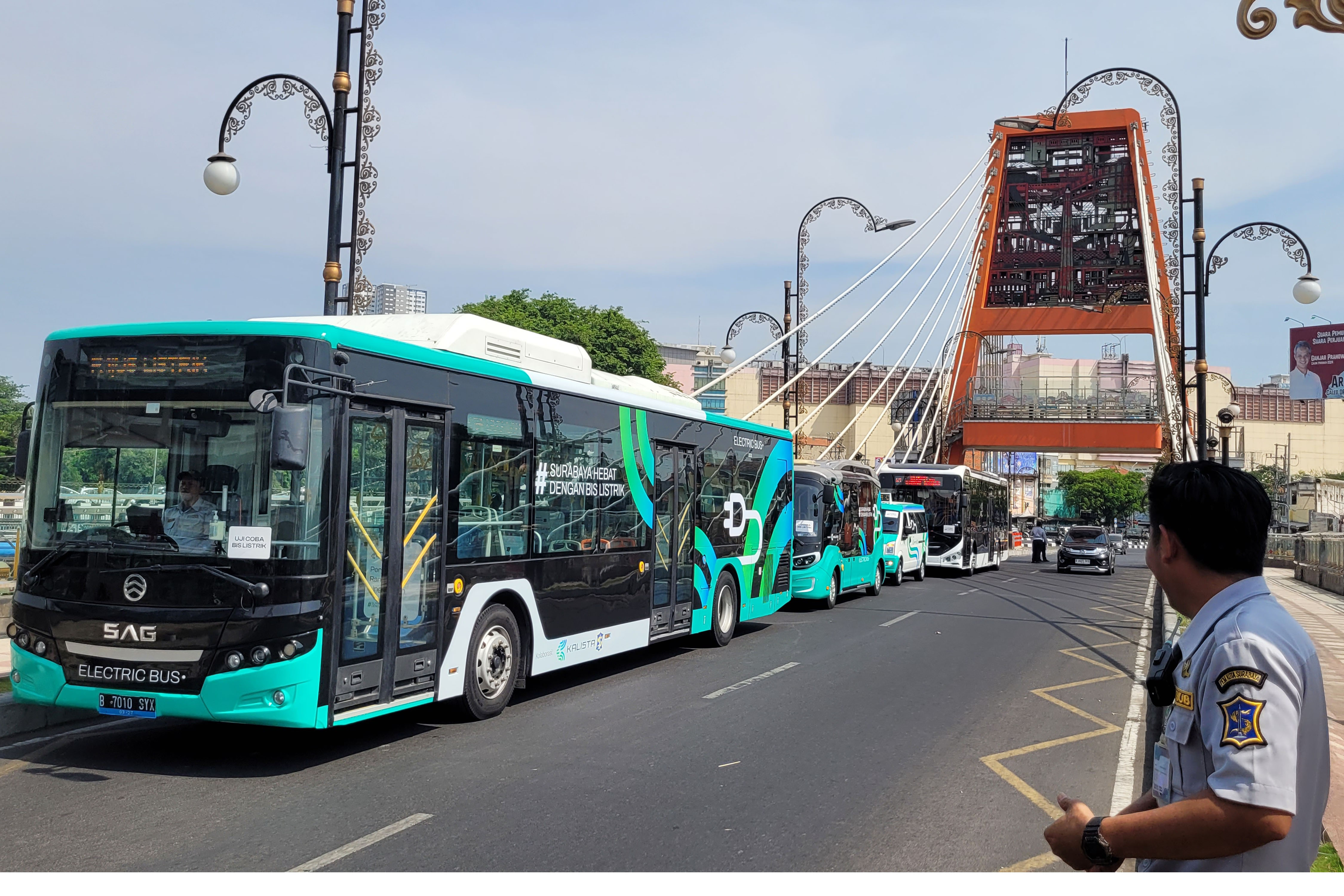 ARMADA BARU: Kendaraan mobil dan bus listrik saat mulai diujicobakan di Terminal Intermoda Joyoboyo (TIJ), Surabaya, Selasa (7/11). (SURYANTO/RADAR SURABAYA)