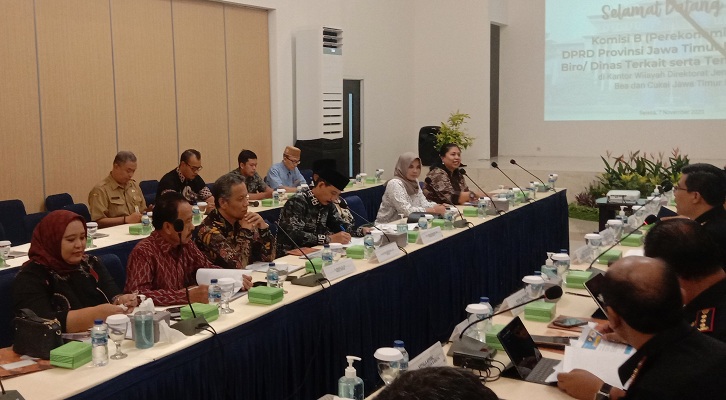 CARI SOLUSI: Diskusi mengenai penerimaan cukai hasil tembakau Jatim. (MUS PURMADANI/RADAR SURABAYA)