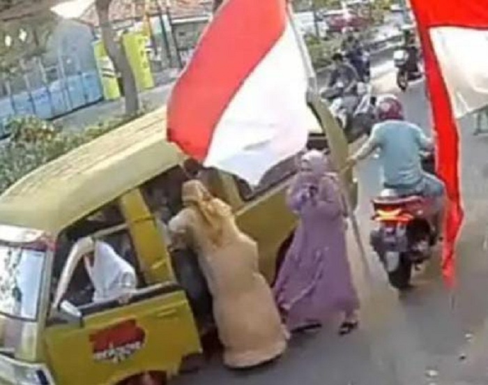 SAUT: UF, 33, warga Jalan Randu Agung, Surabaya tertangkap kamera CCTV saat menjambret kalung di Jalan Samudera, 24 Oktober. (IST)