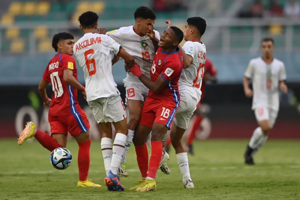 Sejumlah pemain terlibat bentrok saat pertandingan antara Timnas Panama melawan Maroko di Stadion Gelora Bung Tomo, Surabaya, Jumat (10/11). (ANTARA FOTO/Aditya Pradana Putra/rwa)