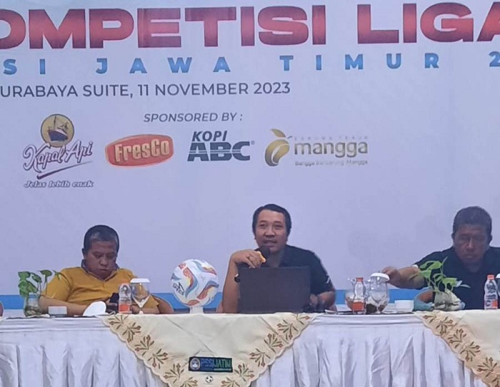 SERIUS: Suasana manager meeting yang diikuti 54 klub peserta Kompetisi Liga 3 Jawa Timur. (RAHMAT SUDRAJAT/RADAR SURABAYA)