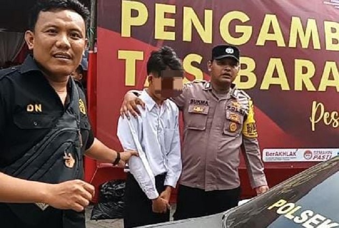 DIAMANKAN: IM, mahasiswa semester 7 Jurusan Teknik Lingkungan sebuah kampus di Jember ditangkap karena menjadi joki saat SKD CPNS Kemenkumham di Surabaya, Selasa (14/11). (ISTIMEWA)