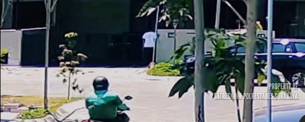 DITANGKAP: Pria dengan atasan putih yang diduga menjadi salah satu pembobol rumah di Perumahan di Galaxy Cluster Jasmine Court Surabaya. (ISTIMEWA)