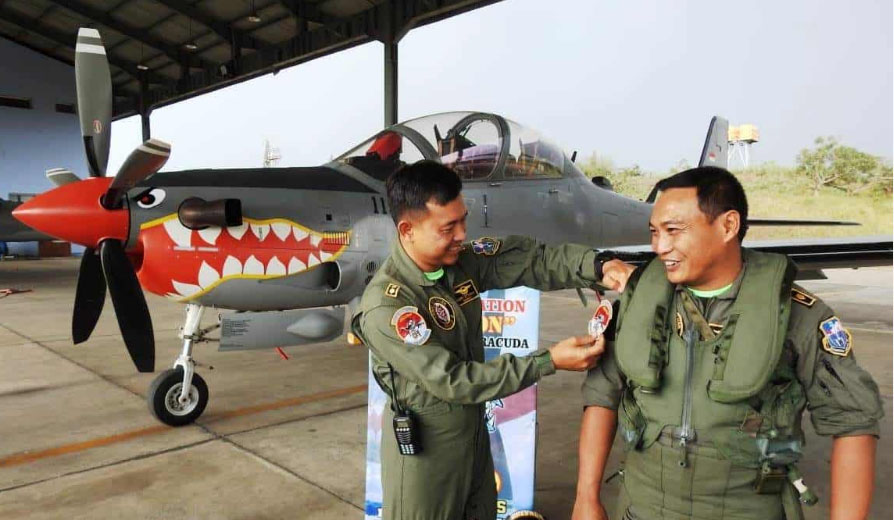 Komandan Skadron Udara 21 Lanud Abdulrachman Saleh, Malang, Letkol Pnb Hery Setiawan, S.Sos., M.A.P., menyematkan badge 100 jam terbang kepada Mayor Pnb Sandra &ldquo;Chevron Barracuda&rdquo; Gunawan (kanan).