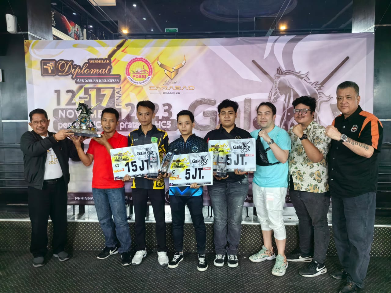 JUARA BARU: Ketua KONI Surabaya Hosleh Abdullah (kiri), dan Wahjoedi HS Basuki (kanan) foto bersama para juara Galaxy Open 2023. (IST)