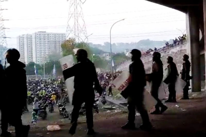 Tangkapan layar sejumlah aparat berjaga di luar stadion usai pertandingan Gresik United melawan Deltras FC di Stadion Gelora Joko Samudro (Gejos) Gresik, Minggu (19/11) sore. (ANTARA/Naufal Ammar)