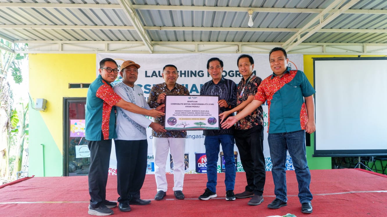 Penyerahan bantuan CSR PT Avia Avian Tbk secara simbolis di Desa Wadungasih Sidoarjo. (ISTIMEWA)