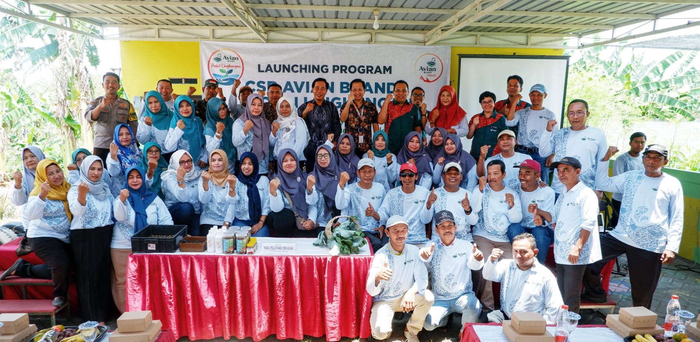 Foto bersama warga Desa Wadungasih Sidoarjo seusai program CSR. (ISTIMEWA)