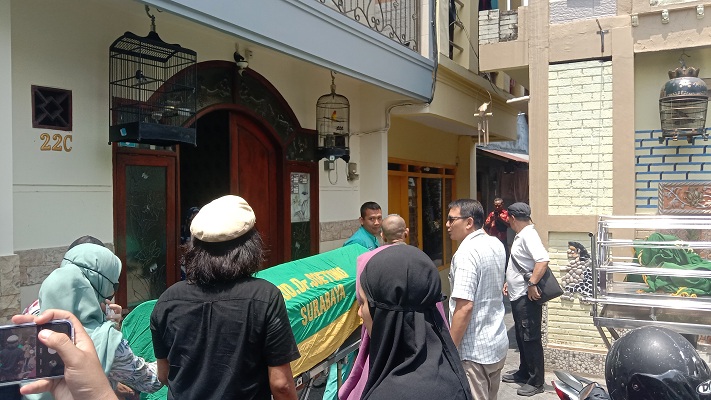 BERPULANG: Jenazah Eko Londo saat tiba di rumah duka di kawasan Kembang Kuning Kulon 2, Surabaya, Jumat (24/11). (RAHMAT SUDRAJAT/RADAR SURABAYA)