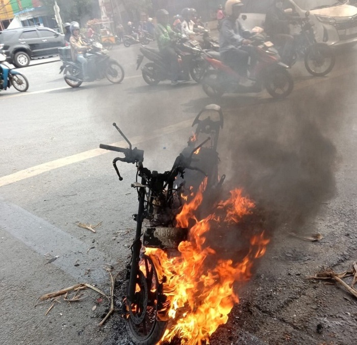 MEMBARA: Motor milik Kasiadi, warga Bojonegoro, ludes terbakar di sekitar TL Jalan Putro Agung, Surabaya, Jumat (24/11). (ISTIMEWA)