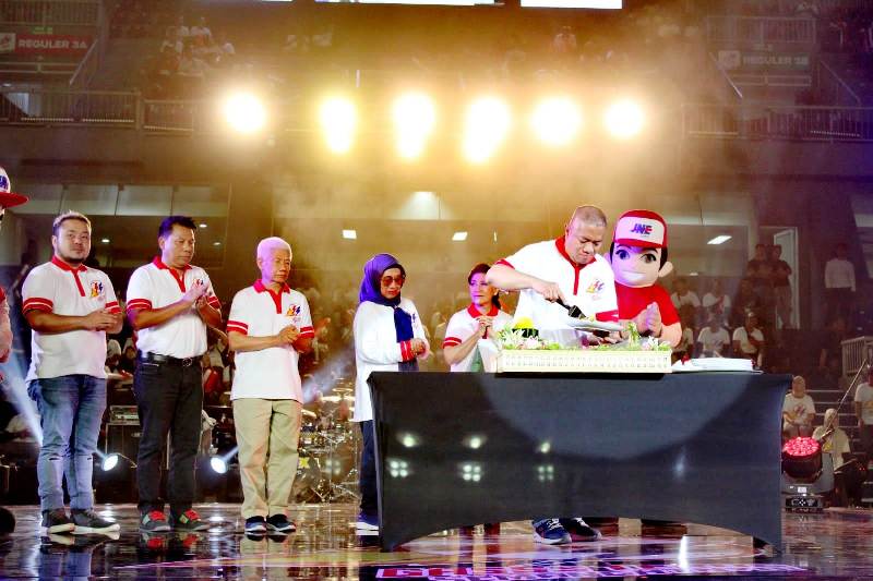 Pemotongan Tumpeng dalam perayaan Ulang Tahun JNE ke 33 Tahun bersama jajaran Dewan Komisaris dan Dewan Direksi JNE Express. (ISTIMEWA)