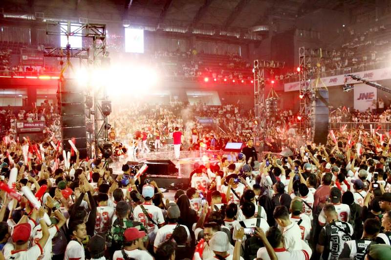 Kemeriahan puncak acara HUT JNE ke 33 di GOR Britama dengan penampilan band Tipe-X. (ISTIMEWA)
