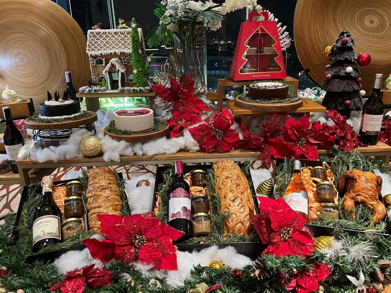 HAMPERS: Pilihan hampers gurih Grand Dafam Signature Surabaya yang siap dikirim ke keluarga maupun teman. (Nurul Afiah/Radar Surabaya)