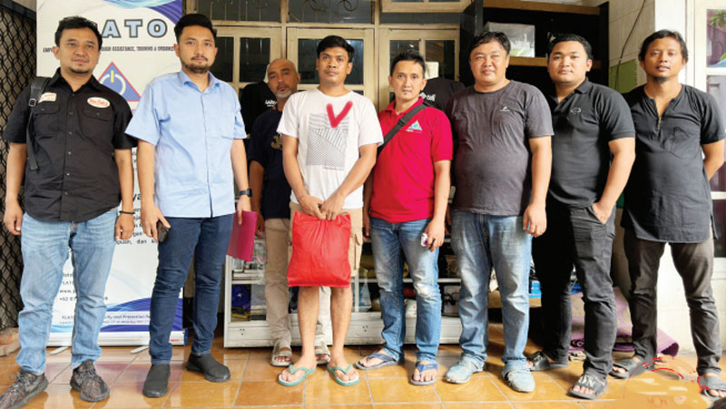 BURON: SR, tersangka penganiayaan yang menyebabkan Ervin Sukma Pringgodani alias Arifin, 45, warga Jalan Kendung XI-B, Benowo, meninggal dunia pada 17 Agustus lalu. (ISTIMEWA)