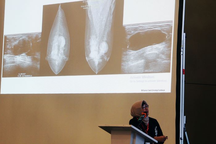KESEHATAN  Ahli radiologi RSUD Dr Soetomo Surabaya Lies Mardiyana memberikan pemaparan terkait screening kanker payudara pada perempuan, dalam seminar kesehatan, Sabtu (25/11). (ANDY S)
