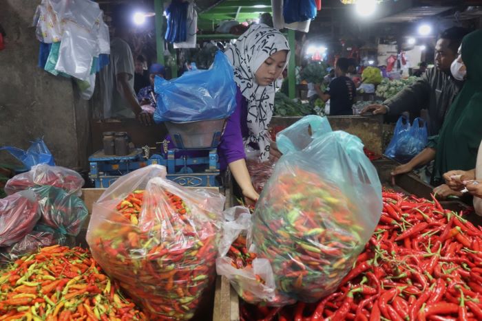MAKIN MAHAL: Harga cabai rawit maupun cabai merah besar di sejumlah pasar tradisional terus mengalami kenaikan. (SURYANTO/RADAR SURABAYA)
