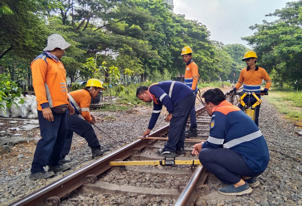 DEMI KESELAMATAN: Pekerja melakukan perawatan jalur rel di km 11+5/6, petak jalan Stasiun Wonokromo - Stasiun Waru, Senin (27/11).