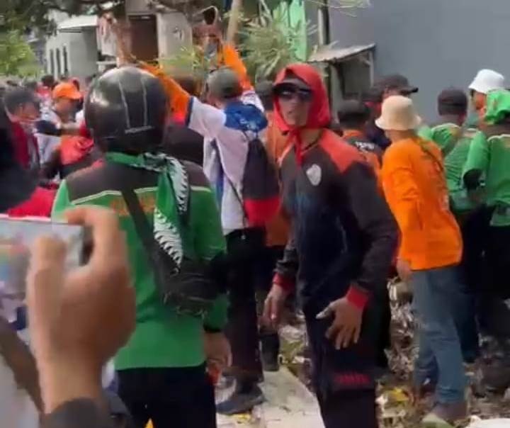 NAKAL: Tangkapan layar ketika dua Satpol PP Kota Surabaya dianiaya oknum buruh yang sedang berdemo, Kamis 91/12) sore. (IST)