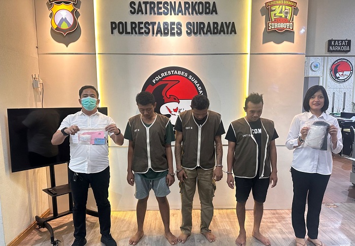 DIBORGOL: Tiga sekawan berbeda profesi, Kus, Choi, dan SB, adal Tambak Segaran Wetan, Surabaya, kompak mengedarkan sabu. (IST)