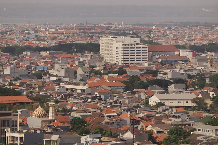 PADAT: Pemkot Surabaya berhasil menekan total fertility rate jauh di bawah ambang batas sehingga laju pertumbuhan penduduk terkendali. (SURYANTO/RADAR SURABAYA)