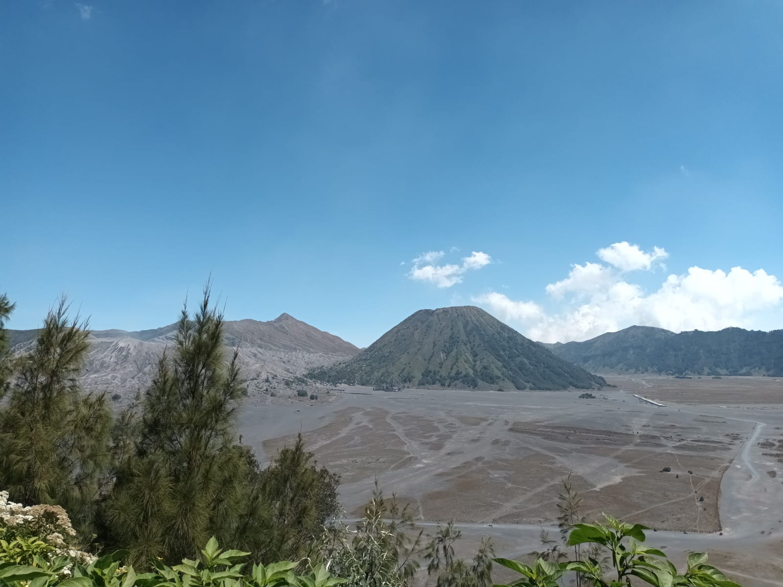 KEPINGAN SURGA: Pemadangan Gunung Bromo yang indah di pagi hari, membuat dunia mengakuinya sebagai salah satu taman tercantik di dunia. (NOFILAWATI ANISA/RADAR SURABAYA)
