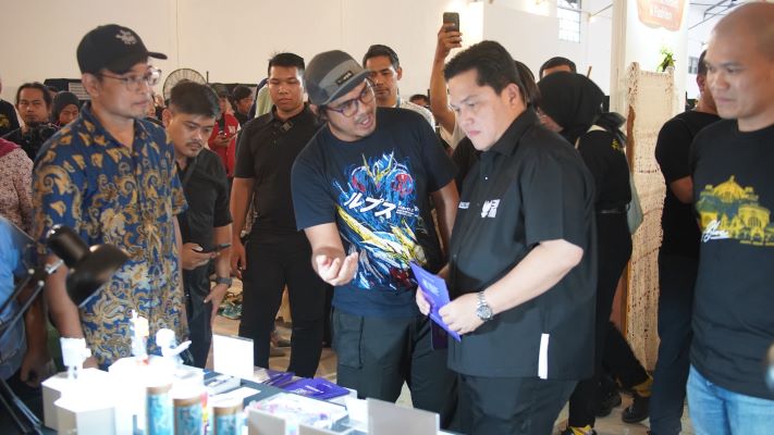 RUANG KREATIF: Menteri BUMN Erick Thohir berbincang dengan sejumlah komunitas Surabaya di Pos Blog Kebonrojo. (HILDAN S/RADAR SURABAYA)