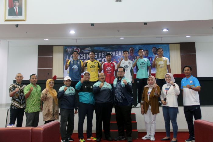 SIAP DEBUT: Dekan Fakultas Ilmu Kesehatan dan Keolahragaan Unesa Dwi Cahyo Kartiko Bersama para pemain Kresna Unesa akan debut di kompetisi Liga 3 Jatim. (ANDY S/RADAR SURABAYA)