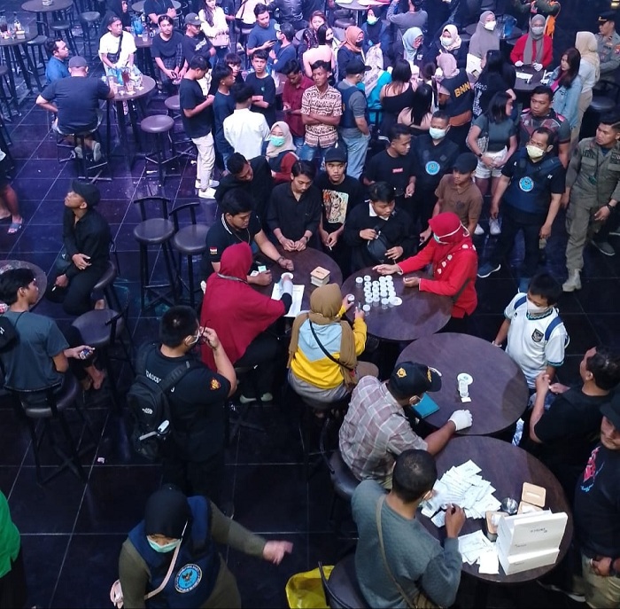 TUNGGU: Suasana tes urin saat BNNK Surabaya bersama OPD Pemkot Surabaya, TNI, dan Polri, melakukan razia di tempat hiburan, Sabtu (2/12). (ISTIMEWA)